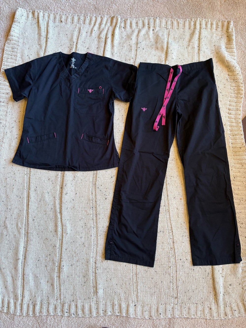 Med Couture E-Z Flex Scrub Set XS -Black with pink V-Neck Top & Drawstring Pants